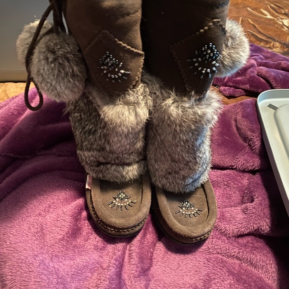 Soft Moc sz 7 ladies Mukluks worn twice. These are mint, leather with real fur. - Picture 3 of 4